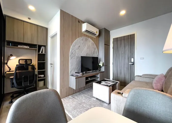 Near Bts Bearing L Rooftop Pool And Gym * Bangkok