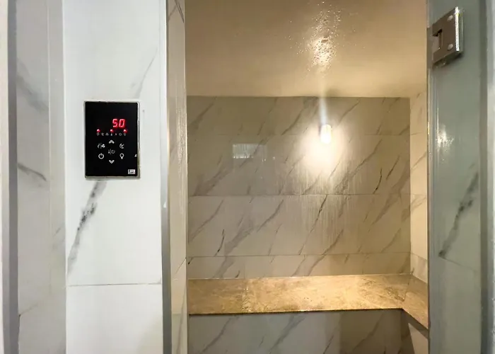 Near Bts Bearing L Rooftop Pool And Gym