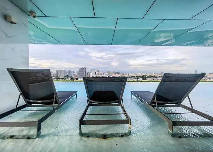Near Bts Bearing L Rooftop Pool And Gym